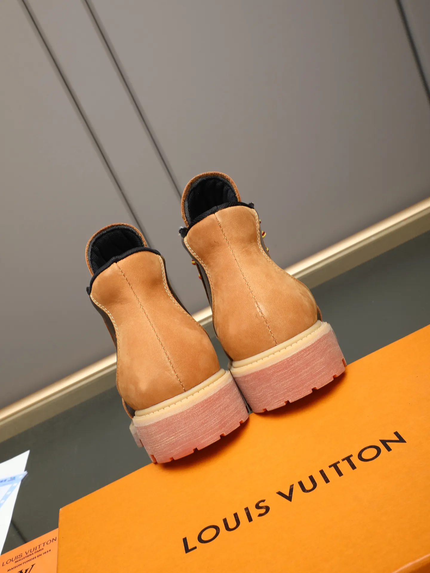 PP460 LOUIS VUITTON ss25 LV donkey brand new thick-soled lace-up big-toe shoes men's casual shoes high-top short boots. These boots are crafted from top-grain calf leather for a lightweight and comfortable fit. The thick EVA outsole is embellished with eye-catching ridges, and the trendy attitude of being both strong and soft makes it an everyday choice. ✔Upper: imported first-layer cowhide ✔Inner lining: sheep lining ✔Outsole: original molded outsole Size: 38-44 (45 customized)